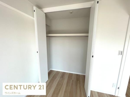 ���[ �N���[�[�b�g���S���ݒu����Ă��܂��I�ו���u���ꏊ���m�ۂ����̂ł������̐������ڂ����₷���Ȃ�A���K�ȋ�Ԃ����肠���܂��I