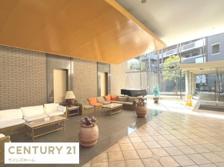 ���r�[ �傫�ȑ�����]�ޗ΂ɖ������A�܂�Ńz�e���̂悤�ȃ��E���W��ԁB�����q����Ǐ��E�ł����킹�Ȃǂɂ����p���������܂��B