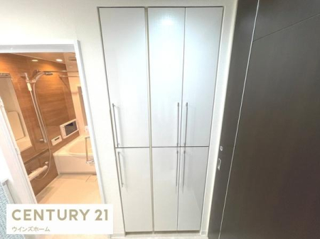 ���ʑ�E���ʏ� ���ʎ��ɂ́A�����̈ߗނ�^�I�����X�b�L�����[�ł���u���l���X�y�[�X�v���ݒu����A���K�ȃT�j�^���[��Ԃ����������܂��I