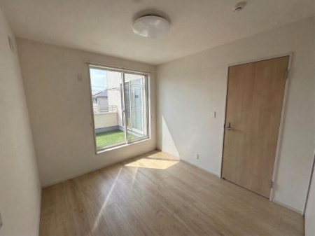 �m�� �o���R�j�[�ɖʂ���5.5���m���B��������ǍD�ȊJ���I�ȕ��͋C�ŁA���[�t���̂������͂��q�l�̕׋����̃X�y�[�X�Ƃ��Ċ���ԈႢ�Ȃ��I