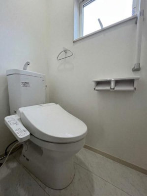 �g�C�� ���������ӂ�锒����Ƃ����g�C���B�E�H�V�����b�g�t���ŉ��K�B��������̎��R�̌����S�n�悭�A���邭�u�₩�ȋ�Ԃł��B�yAI�ɂ��󎺉��H�����A�������������摜�ł��z