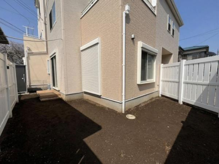 �� �o�[�x�L���[�E�ƒ�؉��E�q�ǂ��̐��V�тɂ��B�t�F���X�Ɉ͂܂ꂽ�v���C�x�[�g�Ȓ�ŁA�����̕�炵�ɃA�E�g�h�A�̊y�������v���X�I