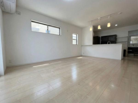 ���r���O �L�X16����LDK�ŁA�ΖʃL�b�`�����烊�r���O����]�B�������Ȃ��炨�q�l�����ł���������S�̊Ԏ��ł��B�Ƒ����났�̋�Ԃ����o���܂��B �yAI�ɂ��󎺉��H�����A�������������摜�ł��z