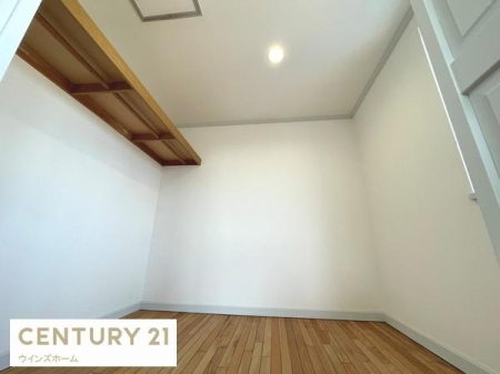 ���[ ��ԍL���m���ɂ�3���̃E�H�[�N�C���N���[�[�b�g��ݒu�I���̖��̒ʂ�g�����Ē��ɓ��邱�Ƃ��ł���h��e�ʂ̃N���[�[�b�g�ł��B���i����m�����炩���΂�G�ߕ��A�u���ꏊ�ɍ���X�[�c�P�[�X�Ȃǂ����[�ł��܂��I