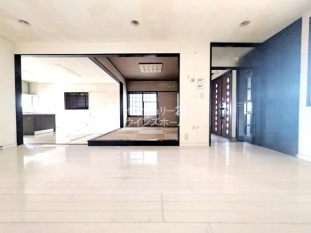 ���r���O LDK�͂�Ƃ肠�鋏�Z�X�y�[�X���m�ۂ��܂����I���オ��̏�R�[�i�[������̂ł��Ƃ̒��Ƀ����n�������܂�A���̓I�ł������ȋ�ԂɂȂ�܂��B�u�a�v�Ɓu�m�v�̗������y���߂�[�������Ԏ��d�l�ł��I