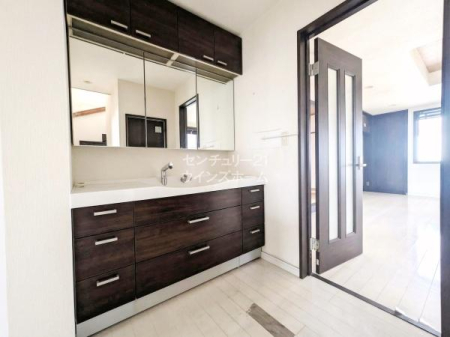 ���ʑ�E���ʏ� �g������̗ǂ��O�ʋ��^�C�v�̐��ʉ��ϑ�ł��B���̌��ɂׁ͍X�������̂����[�ł��A�X�b�L���Ƃ������ʉ��������I���ʃ{�E���̗��T�C�h�ɂ͍L�߂̃h���C�G���A������̂ŐΌ��Ȃǂ�u���Ă����܂��I