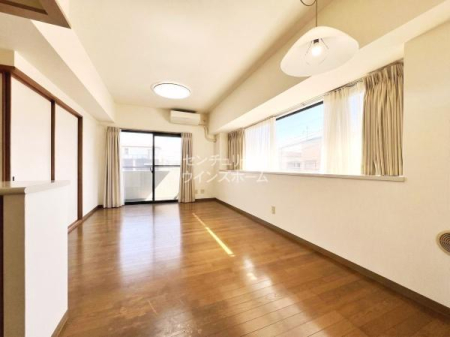 ���r���O �����𔒁~���ł܂Ƃ߂��Z�ݎ�̊������f����V���v�����_����LDK�B���C�h�E�E�C���h�E�Ŗ��邭�J���I�ȃ��r���O�́A���Ƒ������R�ƏW�܂�e���̋�ԂɂȂ肻���ł��I��CG�ŉƍ�������������H�����Ă��܂�