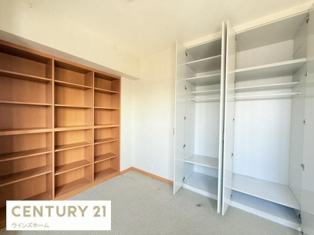 ���[ ��e�ʂ̃N���[�[�b�g�A���[�I���ݒu����Ă��܂��I�ו���u���ꏊ���m�ۂ����̂ł������̐������ڂ����₷���Ȃ�A���K�ȋ�Ԃ����肠���܂��I