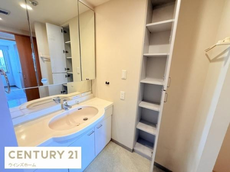 ���ʑ�E���ʏ� ���ʎ��ɂ́A�����̈ߗނ�^�I�����X�b�L�����[�ł���u���l���X�y�[�X�v���ݒu����A���K�ȃT�j�^���[��Ԃ����������܂��I