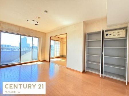 ���r���O �z�����肪�ǂ��A�J�����̂��郊�r���O�_�C�j���O�B�אڂ��鋏���ƈ�̗��p���\�ŁA��Ƃ肠���Ԃ����o���܂��B