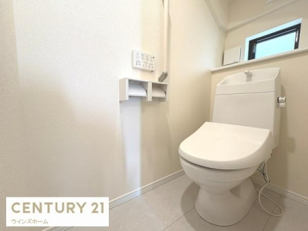 �g�C�� �g�C���͂P�E2�K�ɐݒu����Ă���A�������֍��t���̐����ȃg�C���B���t���Ŋ��C���ł��܂��B