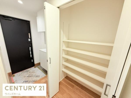 ���[ ���փz�[���ɂ͑�e�ʂ̎��[�ɂ�ݒu���Ă���܂��B���p�i�Ȃǂ������Ղ���[�ł��܂��B