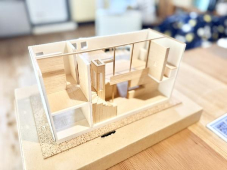 ���̑� �k���ɐ݌v���ꂽ���̋�Ԃ����͂̂�����蒍���Z��B�������������������J�������ӂ��݌v�ŁA�㉺�K�̂Ȃ���ƉƑ��̋C�z����������Z�܂��ł��B