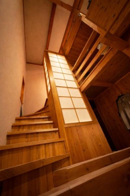 ���̑� ����ɏƂ炳�ꂽ�؂̊K�i���A�܂�ŗ��ق̂悤�Ȏ�����o�B�A��̂��тɐS���قǂ���A�����肠�ӂ��Z��Ԃł��B��CG�ŏ����������Ă���܂�