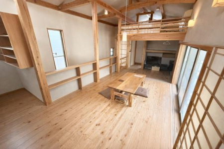 ���r���O �z���܂�̌��������V��Ɩ؂̗����₳�����Ƃ炷�A�J�������ӂ��Z��ԁB�܂�ŕʑ��̂悤�ȁA�������Ƃ������Ԃ�����܂��B��CG�ŏ����������Ă���܂�