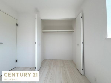 ���[ �N���[�[�b�g���S���ݒu����Ă��܂��I�ו���u���ꏊ���m�ۂ����̂ł������̐������ڂ����₷���Ȃ�A���K�ȋ�Ԃ����肠���܂��I