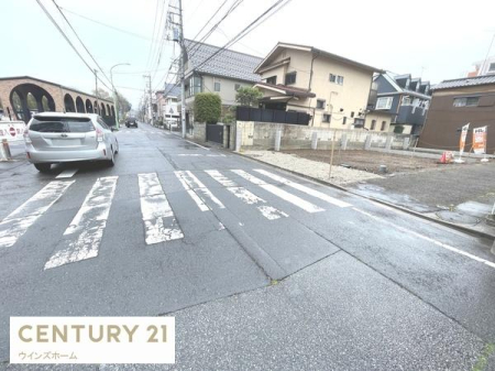 �O�ʓ��H�܂ތ��n�ʐ^ �O�ʓ��H�͂�Ƃ�̂����7.7�����~4���B���ʂ����ǂ��A�Ԍɓ���₨�Ԃ̏o����������������čs����Z���ł��B