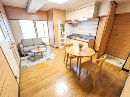 ���r���O ���������݂�������i�`�������ȃ_�C�j���O�E�L�b�`���͉Ƒ��c���̋�ԂɃs�b�^���ł��I1�K�Ȃ̂ŉ��K�ւ̉����C�ɂ������Z�܂����������܂��I��CG�ŉƋ��z�u������H�����Ă��܂��B