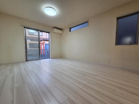 ���r���O �L�X16.5����LDK�ŁA�ΖʃL�b�`�����烊�r���O����]�B�������Ȃ��炨�q�l�����ł���������S�̊Ԏ��ł��B�Ƒ����났�̋�Ԃ����o���܂��B