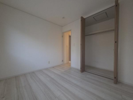 ���[ �N���[�[�b�g���S���ݒu����Ă��܂��I�ו���u���ꏊ���m�ۂ����̂ł������̐������ڂ����₷���Ȃ�A���K�ȋ�Ԃ����肠���܂��I