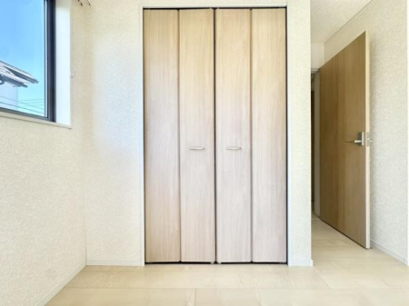 ���[ �N���[�[�b�g���ݒu����Ă��܂��I�ו���u���ꏊ���m�ۂ����̂ł������̐������ڂ����₷���Ȃ�A���K�ȋ�Ԃ����肠���܂��I