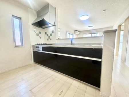 �L�b�`�� �X�^�C���b�V���ȃV�X�e���L�b�`���́A���[�͂Ƌ@�\�������˔����A�������y�����Ȃ��ԁB���r���O�ƂȂ��郌�C�A�E�g�����͂ł��I