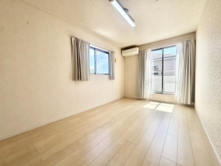 �Q�� 2�K�m��8���́A��Ƃ肠��L���ɑ�e�ʂ̎��[�������B�ߗނ�ו�������������[�ł��A�����X�y�[�X���L�X�Ǝg���܂��B