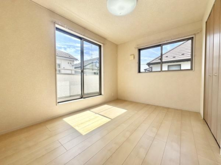 �q������ �q�ǂ������ɂ��œK�I2�ʍ̌��̖��邢�����I
�e���������Ƒ����ꂼ��̐S�n�悢���Ԃ��߂�����悤�ȋ�Ԑ݌v�ɂȂ��Ă��܂��I