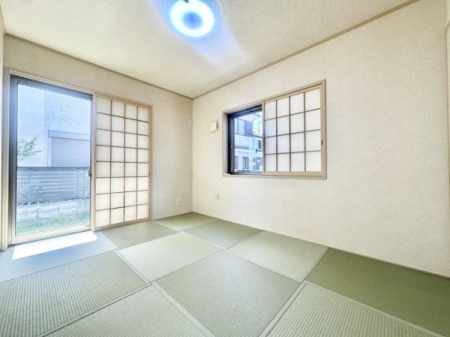 �a�� ���r���O�ƂȂ���6���̘a���́A�����J����Έ�̊�����L�X�Ƃ�����ԂɁB�����Ȃ��q�l�̗V�я��A�}�ȗ��q���̋q�ԁA�e�����[�N�X�y�[�X�ȂǗp�r�͑��ʂł��B