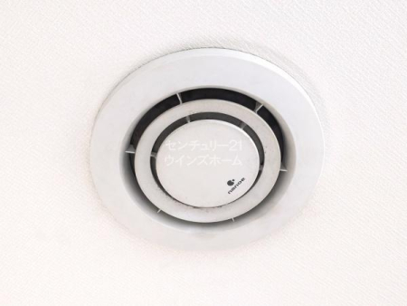 ���̑����n ���r���O�ƃ_�C�j���O�A1�K�z�[���̓V��Ɂw�i�m�C�[�����@�x�������I�ڂɌ����Ȃ������q����o���A�j�I�C��}��������ʂ�����܂��I