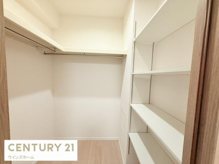 ���[ ��e�ʂ̃E�H�[�N�C���N���[�[�b�g�B
�I�ƃn���K�[�p�C�v���o�����X�悭�z�u����A�p�r���Ƃɐ������₷���݌v�ł��B