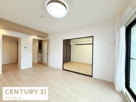 ���r���O �z�����肪�ǂ��A�J�����̂��郊�r���O�_�C�j���O�B�אڂ��鋏���ƈ�̗��p���\�ŁA��Ƃ肠���Ԃ����o���܂��B