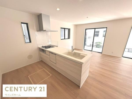 �L�b�`�� �l�C�̑Ζʎ��L�b�`���̓��r���O�A�_�C�j���O����]�ł��܂��I�L�b�`���͍�ƃX�y�[�X���L�X���Ă�����[�ɂ�����܂���I�������[������퉷�ۑ����\�ȐH���̎��[�ɂ��𗧂��܂��I