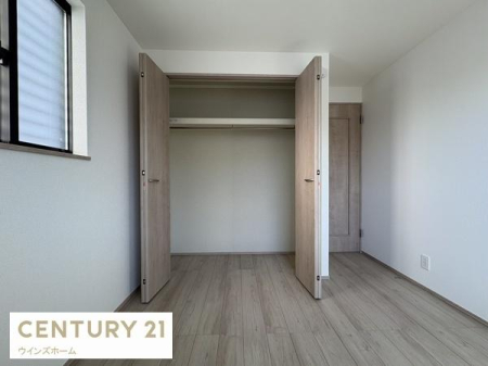 ���[ �N���[�[�b�g���S���ݒu����Ă��܂��I�ו���u���ꏊ���m�ۂ����̂ł������̐������ڂ����₷���Ȃ�A���K�ȋ�Ԃ����肠���܂��I