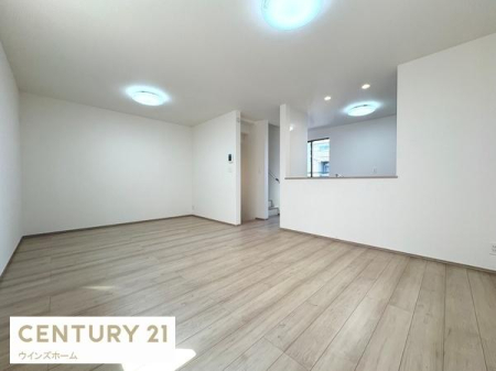 ���r���O �L�X17����LDK�ŁA�ΖʃL�b�`�����烊�r���O����]�B�������Ȃ��炨�q�l�����ł���������S�̊Ԏ��ł��B�Ƒ����났�̋�Ԃ����o���܂��B