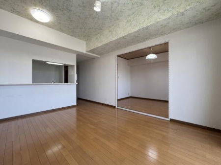 ���r���O �؂̍���ɕ�܂�Ȃ���A�Ƒ��Ƃ������߂����ґ�Ȏ��ԁB�_�炩�ȓ��肪�����肠���Ԃ����o���A�S���炮��炵�������܂��B��CG�ŕ��������Ă���܂�