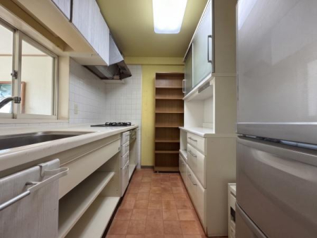 �L�b�`�� �l�C�̑Ζʎ��L�b�`���̓��r���O�A�_�C�j���O����]�ł��܂��I�L�b�`���͍�ƃX�y�[�X���L�X���Ă�����[�ɂ�����܂���I�������[������퉷�ۑ����\�ȐH���̎��[�ɂ��𗧂��܂��I��CG�ŕ��������Ă���܂�