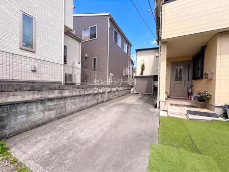 ���ԏ� ��Ƃ肠��~�n�ɂ�����2��\(�Ԏ�ɂ��)�I����̈ꕔ�𒓎ԃX�y�[�X�Ƃ��Ă����p�ł���̂ŁA�ő�3��Ƃ߂��܂��I���d���p�̎Ԃ����邲�ƒ�◈�q���ɂ����S�ł��B