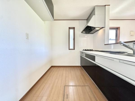 �L�b�`�� �l�C�̑Ζʎ��L�b�`���̓��r���O�A�_�C�j���O����]�ł��܂��I�L�b�`���͍�ƃX�y�[�X���L�X���Ă�����[�ɂ�����܂���I�������[������퉷�ۑ����\�ȐH���̎��[�ɂ��𗧂��܂��I