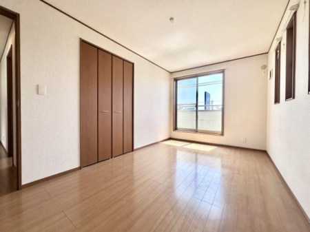 �m�� ���炩�ȓ��������S�n�悭�������ނ������͂�Ƃ肠��L���B�N���[�[�b�g�����Ńx�b�h��u���Ă��]�T�̍L���ŐQ���ɂ��҂�����̋�Ԃł��B