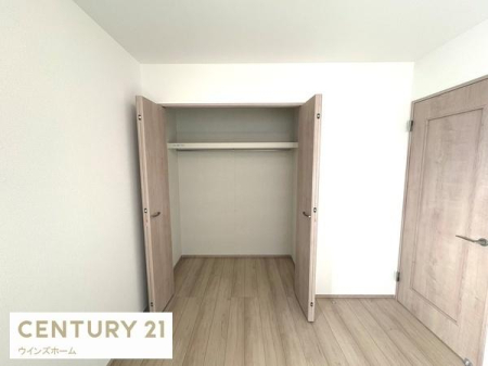 ���[ �N���[�[�b�g���S���ݒu����Ă��܂��I�ו���u���ꏊ���m�ۂ����̂ł������̐������ڂ����₷���Ȃ�A���K�ȋ�Ԃ����肠���܂��I