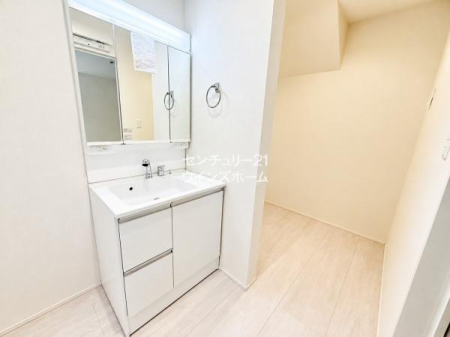 ���ʑ�E���ʏ� �g������̗ǂ��O�ʋ��^�̐��ʉ��ϑ�B���̊p�x���ς�����̂Ńw�A�X�^�C���⃁�C�N�ɂ��������Ɋ������ł��ˁI���̌��͎��[�ɂȂ��Ă���̂ŁA�ׁX�������̂����[�ł��X�b�L���Ƃ������ʉ����������܂��I