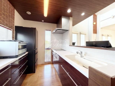 �L�b�`�� �������������Ƒ��Ƃ̉�b���e�ޑΖʃV�X�e���L�b�`���B�L�b�`���X�y�[�X�̏㕔��������V��ɂ��A�ؖڒ��̃N���X�{�_�E�����C�g��ݒu�����������ŃX�^�C���b�V���ȋ�Ԃł��I��CG�ŉƍ�����������Ă��܂�