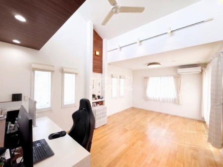 ���r���O ���r���O�͉����̌X�΂𗘗p���������̂�����z�V����̗p���܂����I��Ԃ̍L����������邱�Ƃ��ł��郊�r���O�ŉ��K�ɂ��낰�܂��B��g�[�������A�b�v����V�[�����O�t�@���t���I��CG�ŉƍ�����������Ă��܂�