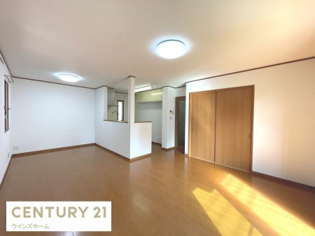 ���r���O �z�����肪�ǂ��A�J�����̂��郊�r���O�_�C�j���O�B�אڂ��鋏���ƈ�̗��p���\�ŁA��Ƃ肠���Ԃ����o���܂��B