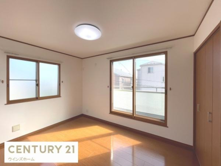 �m�� �o���R�j�[�ɖʂ���6���m���B��������ǍD�ȊJ���I�ȕ��͋C�ŁA���[�t���̂������͂��q�l�̕׋����̃X�y�[�X�Ƃ��Ċ���ԈႢ�Ȃ��I