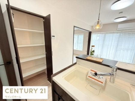 ���[ �L�b�`���ɂ̓p���g���[���[���ݒu����܂����I�����Ɠd��H��A�퉷�ł̕ۑ����\�ȐH�ƂȂǂ̎��[�ɖ𗧂��܂��B