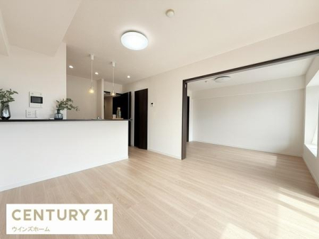 ���r���O �z�����肪�ǂ��A�J�����̂��郊�r���O�_�C�j���O�B�אڂ��鋏���ƈ�̗��p���\�ŁA��Ƃ肠���Ԃ����o���܂��B