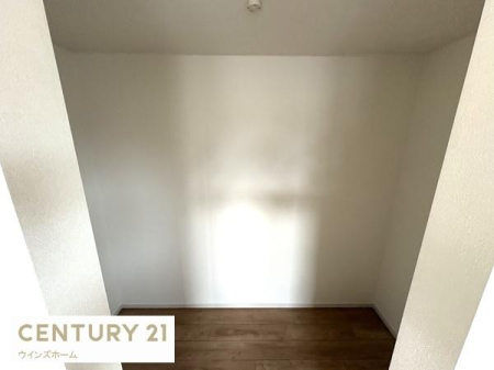 ���[ ���[�X�y�[�X�����ƑI�т̑厖�ȃ|�C���g�ł��B��Q���ɂ͑�^�̃E�H�[�N�C���N���[�[�b�g�����p�ӂ��܂����I��e�ʂ̃N���[�[�b�g�Ȃ̂ŗm�������łȂ��X�[�c�P�[�X�⏬���Ȃǂ����[�ł��܂��I