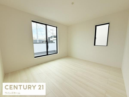 �m�� �o���R�j�[�ɖʂ���7.75���m���B��������ǍD�ȊJ���I�ȕ��͋C�ŁA�E�H�[�N�C���N���[�[�b�g�t���̂������͂��q�l�̕׋����̃X�y�[�X�Ƃ��Ċ���ԈႢ�Ȃ��I